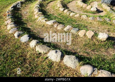 Labyrinthe de pierre près du rocher Devil's Stul sur le lac Onega. Zaozerye, Petrozavodsk, Carélie, Russie. Un lieu magique pour les rituels de l'ancien Banque D'Images