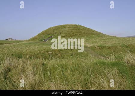 Maeshowe (ou Maes Howe ; Vieux norrois : Orkhaugr) est un cairn néolithique à chambre (vers 2800 av. J.-C.) situé dans les Orcades continentales, en Écosse, au Royaume-Uni Banque D'Images