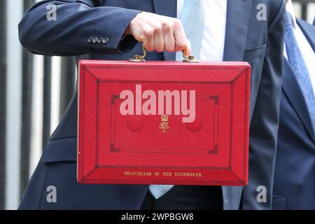 Londres, Royaume-Uni. 6 mars 2024. Le chancelier de l'Échiquier du Royaume-Uni Jeremy Hunt pose pour des photographies alors qu'il quitte le 11 Downing Street pour remettre son budget au Parlement à Londres, en Grande-Bretagne, le 6 mars 2024. Le chancelier de l'Échiquier britannique Jeremy Hunt a annoncé mercredi dans son budget de printemps que les cotisations à l'assurance nationale seraient réduites pour 27 millions de travailleurs britanniques. Crédit : Xinhua/Alamy Live News Banque D'Images