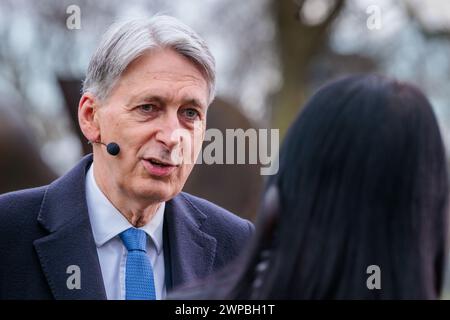 College Green, Londres, Royaume-Uni. 6 mars 2024. L'ancien chancelier de l'Échiquier, Philip Hammond, parle à la presse de College Green à la suite du budget de printemps de l'actuel chancelier Jeremy Hunt. Photo par Amanda Rose/Alamy Live News Banque D'Images