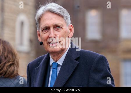 College Green, Londres, Royaume-Uni. 6 mars 2024. L'ancien chancelier de l'Échiquier, Philip Hammond, parle à la presse de College Green à la suite du budget de printemps de l'actuel chancelier Jeremy Hunt. Photo par Amanda Rose/Alamy Live News Banque D'Images