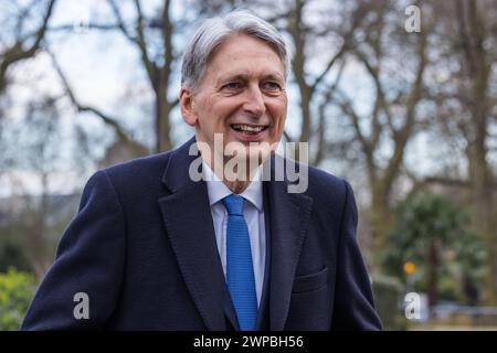 College Green, Londres, Royaume-Uni. 6 mars 2024. L'ancien chancelier de l'Échiquier, Philip Hammond, parle à la presse de College Green à la suite du budget de printemps de l'actuel chancelier Jeremy Hunt. Photo par Amanda Rose/Alamy Live News Banque D'Images