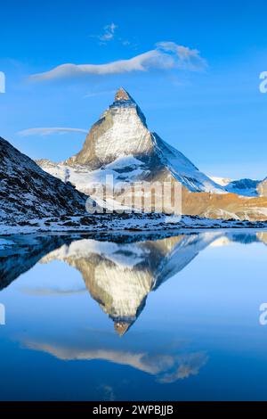 Matterhorn et le lac Riffelsee, Suisse, Valais Banque D'Images