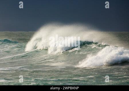 De grandes vagues se brisent en pleine mer au large des côtes de Bretagne, France, Bretagne, Brest Banque D'Images