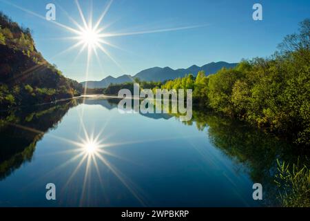 Lever de soleil sur l'un des nombreux petits lacs de Murnauer Moos, Allemagne, Bavière, Murnauer Moos Banque D'Images