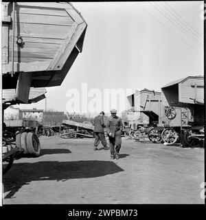 Parc de machines au Service d'incendie de l'État à Karsk Pyrzycki ; d'une série de photographies à l'article d'Helena Adamczewska 'début du tracteur n° 00001' [à propos du premier tracteur 'Ursus' produit après la guerre], 'Świat' 1954, n° 18, pp. 8-9 ; Prażuch, Wiesław (1925-1992) ; 1954 (1954-00-00-1954-00-00); Banque D'Images