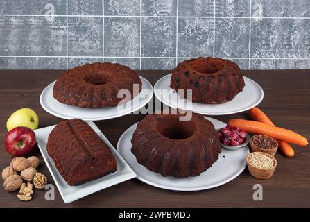 Gâteau aux pommes, aux carottes et aux noix à base de farine de sarrasin. Plan conceptuel d'aliments sains sans gluten sur la table. Banque D'Images