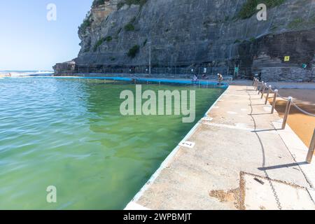 Piscine de rockpool océanique de Bilgola Beach à l'extrémité sud de Bilgola Beach, Nouvelle-Galles du Sud, Australai, 2024 Banque D'Images