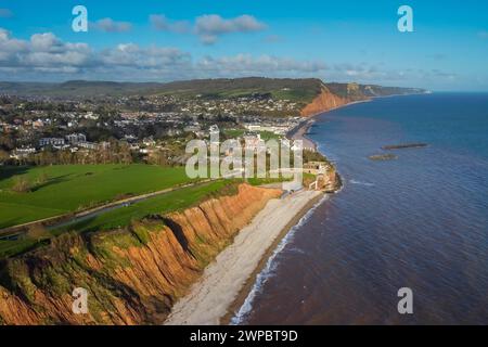 Sidmouth, Devon, Royaume-Uni. 6 mars 2024. Météo britannique. Vue de l'air de la station balnéaire de Sidmouth dans le Devon qui est baignée par le soleil chaud du printemps après-midi. Crédit photo : Graham Hunt/Alamy Live News Banque D'Images