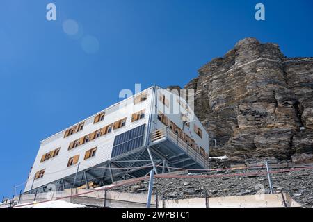 14 avril 2022 - Grindlewald, Sitzerland. Marcher sur un glacier au-dessus de 3 500 m sans expérience d'alpinisme ni équipement, le sentier vers le Mönchsjoch Banque D'Images