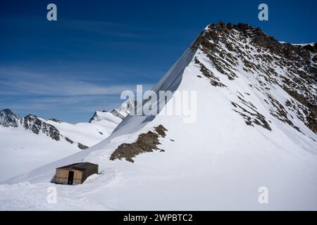 14 avril 2022 - Grindlewald, Sitzerland. Marcher sur un glacier au-dessus de 3 500 m sans expérience d'alpinisme ni équipement, le sentier vers le Mönchsjoch Banque D'Images