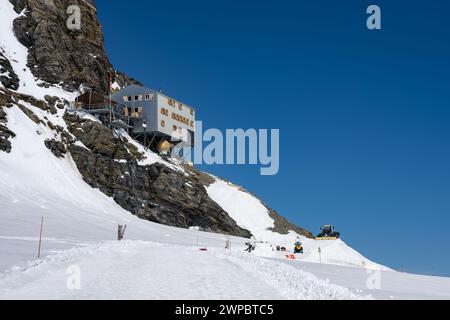 14 avril 2022 - Grindlewald, Sitzerland. Marcher sur un glacier au-dessus de 3 500 m sans expérience d'alpinisme ni équipement, le sentier vers le Mönchsjoch Banque D'Images