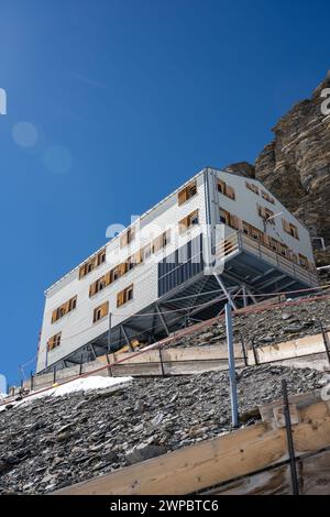 14 avril 2022 - Grindlewald, Sitzerland. Marcher sur un glacier au-dessus de 3 500 m sans expérience d'alpinisme ni équipement, le sentier vers le Mönchsjoch Banque D'Images