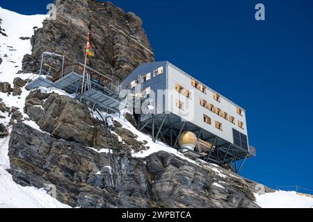 14 avril 2022 - Grindlewald, Sitzerland. Marcher sur un glacier au-dessus de 3 500 m sans expérience d'alpinisme ni équipement, le sentier vers le Mönchsjoch Banque D'Images