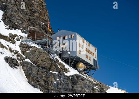 14 avril 2022 - Grindlewald, Sitzerland. Marcher sur un glacier au-dessus de 3 500 m sans expérience d'alpinisme ni équipement, le sentier vers le Mönchsjoch Banque D'Images