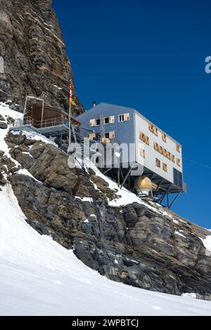 14 avril 2022 - Grindlewald, Sitzerland. Marcher sur un glacier au-dessus de 3 500 m sans expérience d'alpinisme ni équipement, le sentier vers le Mönchsjoch Banque D'Images