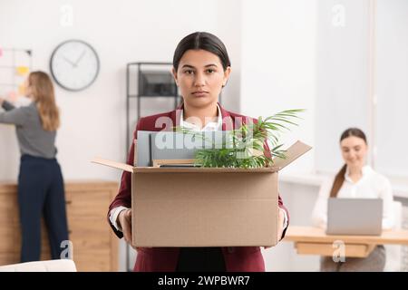 Le problème du chômage. Femme avec boîte d'effets personnels dans le bureau Banque D'Images