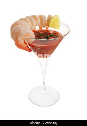 Savoureux cocktail de crevettes avec sauce en verre et citron isolé sur blanc Banque D'Images