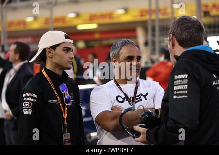 Sakhir, Bahreïn. 02 mars 2024. BAHREÏN, Sakhir, 2. Mars 2024 : Juan Pablo MONTOYA (R) ancien pilote de F1 et vainqueur de GP avec son fils Sebastian lors de la course sur le circuit International de Bahreïn sur 2. Mars 2024 à Bahreïn, course de formule 1, ouverture de saison, photo et copyright Jun QIAN/ATP images (QIAN Jun/ATP/SPP) crédit : SPP Sport Press photo. /Alamy Live News Banque D'Images