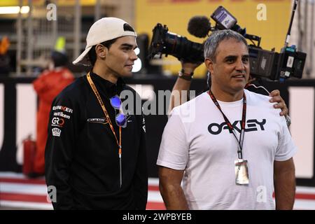 Sakhir, Bahreïn. 02 mars 2024. BAHREÏN, Sakhir, 2. Mars 2024 : Juan Pablo MONTOYA (R) ancien pilote de F1 et vainqueur de GP avec son fils Sebastian lors de la course sur le circuit International de Bahreïn sur 2. Mars 2024 à Bahreïn, course de formule 1, ouverture de saison, photo et copyright Jun QIAN/ATP images (QIAN Jun/ATP/SPP) crédit : SPP Sport Press photo. /Alamy Live News Banque D'Images