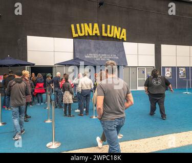 Los Angeles, CA, États-Unis – 6 mars 2024 : extérieur de l’exposition Luna Luna Forgotten Fantasy dans le quartier des arts de Los Angeles, CA. Banque D'Images