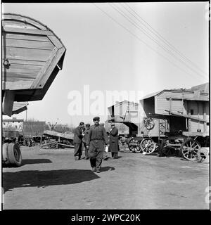 Parc de machines au Service d'incendie de l'État à Karsk Pyrzycki ; d'une série de photographies à l'article d'Helena Adamczewska 'début du tracteur n° 00001' [à propos du premier tracteur 'Ursus' produit après la guerre], 'Świat' 1954, n° 18, pp. 8-9 ; Prażuch, Wiesław (1925-1992) ; 1954 (1954-00-00-1954-00-00); Banque D'Images