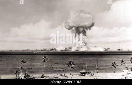 1946 , 1er juillet , BIKINI ATOLL , Îles Marshall , Océan Pacifique : OPÉRATION CROSSROADS . BOMBE ATOMIQUE aérienne de l'armée des États-Unis pour ESSAI NUCLÉAIRE à Bikini Atoll . Opération Crossroads ' able ' explosion, une détonation aérienne de 23 kilotonnes, le 1er juillet 1946 . Cette bombe a été alimentée avec le tristement célèbre " noyau de démon " , une masse critique de plutonium qui a tué deux scientifiques dans deux incidents critiques distincts. Photographe inconnu . - ATTACCO ATOMICO NUCLEARE ENERGIA - ENERGIE - EXPERIMENTO - ATTAQUE NUCLEAIRE - BOMBA ATOMICA - foto storiche storica - PHOTOS HISTORIQUES - esplosione - explosion - bombe - GU Banque D'Images