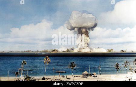 1946 , 1er juillet , BIKINI ATOLL , Îles Marshall , Océan Pacifique : OPÉRATION CROSSROADS . BOMBE ATOMIQUE aérienne de l'armée des États-Unis pour ESSAI NUCLÉAIRE à Bikini Atoll . Opération Crossroads ' able ' explosion, une détonation aérienne de 23 kilotonnes, le 1er juillet 1946 . Cette bombe a été alimentée avec le tristement célèbre " noyau de démon " , une masse critique de plutonium qui a tué deux scientifiques dans deux incidents critiques distincts. Photographe inconnu . NUMÉRIQUEMENT COLORISÉ . - ATTACCO ATOMICO NUCLEARE ENERGIA - ENERGIE - EXPÉRIMENTATION - ESPERIMENTO - ATTAQUE NUCLÉAIRE - BOMBA ATOMICA - FOTO STORICHE STORICA - PHOTOS HISTORIQUES - ESPLOSIONE - Banque D'Images