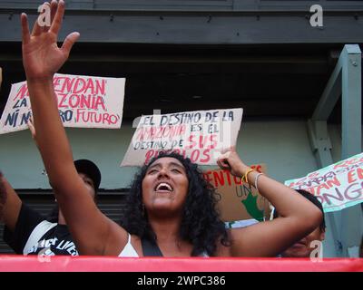 Lima, Pérou. 06 mars 2024. "Le destin de l'Amazonie est le destin de son peuple" peut être lu sur une pancarte lorsque des dizaines de manifestants et d'écologistes protestent devant le Congrès péruvien, pour les récentes modifications apportées à la loi forestière qui faciliteraient la déforestation de l'Amazonie et l'exploitation forestière illégale crédit: Agence de presse Fotoholica/Alamy Live News Banque D'Images