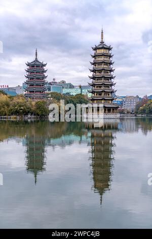 Paysage du Soleil et de la Lune Pagodes jumelles au lac Shanhu, Guilin, Chine. Banque D'Images