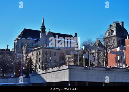 SHERBROOKE, QUÉBEC, CANADA - 4 mars 2021 : paysage urbain Cathédrale et Hôtel de ville Basilique Saint Michel Banque D'Images