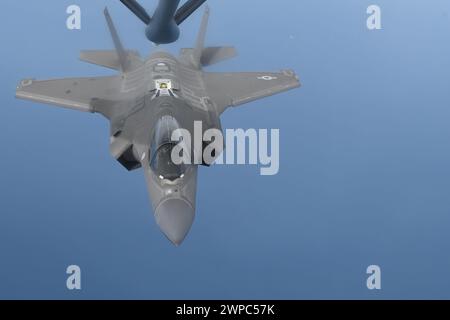 Un F-35A Lightning II affecté à la 33rd Fighter Wing, base aérienne d'Eglin, en Floride, effectue une formation de ravitaillement aérien avec un KC-135 Stratotanker Banque D'Images