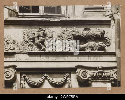 Ce fragment de décoration de coiffure de 1882 par Feliks Krasucki de Lviv comprend les signes du zodiaque Aquarius et poissons, documentés dans un négatif de 1912 et imprimés entre 1912 et 1922 par J. Jaworski. Banque D'Images