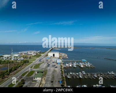 Vue aérienne du pont de connexion de l'île de Dauphin et de la marina avec maisons de plage de luxe et bateaux à voile Banque D'Images