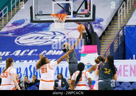 Greensboro, Caroline du Nord, États-Unis. 6 mars 2024. Le gardien du Boston College JoJo Lacey tente un layup contre Clemson. (Crédit image : © Josh Brown/ZUMA Press Wire) USAGE ÉDITORIAL SEULEMENT! Non destiné à UN USAGE commercial ! Banque D'Images