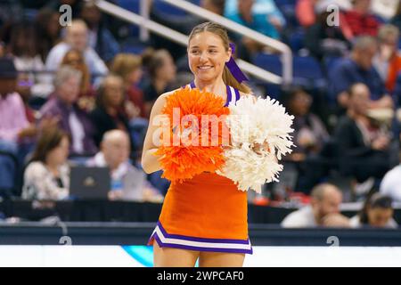 Greensboro, Caroline du Nord, États-Unis. 6 mars 2024. Un cheerlader de Clemson sourit pendant leur match contre Boston College. (Crédit image : © Josh Brown/ZUMA Press Wire) USAGE ÉDITORIAL SEULEMENT! Non destiné à UN USAGE commercial ! Banque D'Images