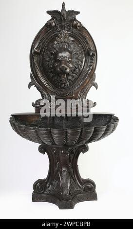Ornement de jardin fontaine en métal tête de lion avec chemin de coupe. Banque D'Images