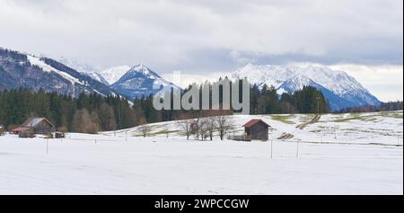 Paysage hivernal près de Reit im Winkl avec les Alpes de Chiemgau en Bavière en Allemagne Banque D'Images