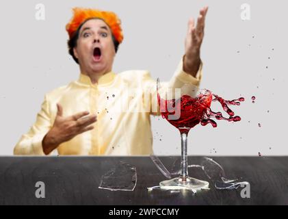 Un chanteur d'opéra brisa un verre de vin rouge en chantant Banque D'Images