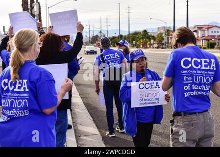 Las Vegas, Nevada, États-Unis, 6 mars 2024 - Clark County Education Association, CCEA, des enseignants et des membres du syndicat organisent une manifestation dans les bureaux du Clark County Education Center, protestant contre les commissaires scolaires pour embaucher un nouveau surintendant d'une recherche nationale, et non pour promouvoir dans le district. Ils veulent le meilleur candidat pour le poste. Le Clark County Nevada School System est le 5e plus grand du pays. Crédit photo : Ken Howard/Alamy Live News Banque D'Images