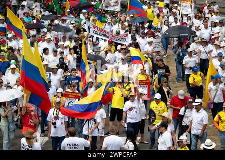 Des manifestants prennent part avec des drapeaux colombiens lors d'une manifestation de l'opposition contre le président colombien Gustavo Petro et ses réformes, le 6 mars 2024 à Cali, en Colombie. Photo par : Sebastian Marmolejo/long Visual Press crédit : long Visual Press/Alamy Live News Banque D'Images