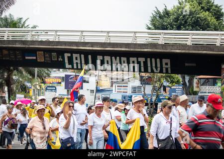 Cali, Colombie. 06 mars 2024. Des manifestants prennent part avec des drapeaux colombiens lors d'une manifestation de l'opposition contre le président colombien Gustavo Petro et ses réformes, le 6 mars 2024 à Cali, en Colombie. Photo par : Sebastian Marmolejo/long Visual Press crédit : long Visual Press/Alamy Live News Banque D'Images