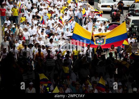 Cali, Colombie. 06 mars 2024. Des manifestants prennent part avec des drapeaux colombiens lors d'une manifestation de l'opposition contre le président colombien Gustavo Petro et ses réformes, le 6 mars 2024 à Cali, en Colombie. Photo par : Sebastian Marmolejo/long Visual Press crédit : long Visual Press/Alamy Live News Banque D'Images