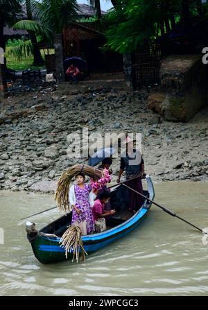 Fortes pluies de mousson le long de la rivière Kaladan dans l'État de Rakhine dans l'ouest du Myanmar. Banque D'Images