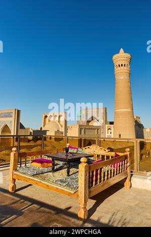 Nature morte de verre et assiette pleine de figues à table avec réflexion au restaurant sur le toit à Boukhara près de Kalyan Minaret et madrasah en Ouzbékistan Banque D'Images