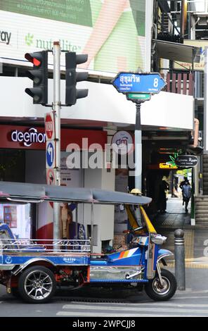 Un Tuktuk garé sous le panneau routier de Sukhumvit Road soi 8. Bangkok, Thaïlande. Banque D'Images