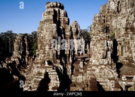 Le temple Bayon est un temple khmer lié au bouddhisme à Angkor Wat comples au Cambodge. Construit à la fin du XIIe siècle ou au début du XIIIe siècle comme temple d'État Banque D'Images