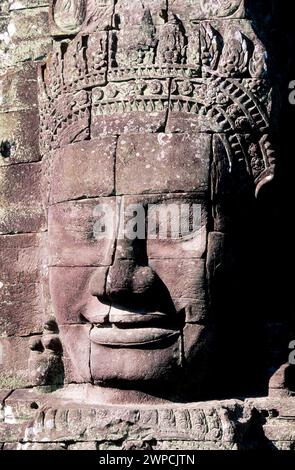 Le temple Bayon est un temple khmer lié au bouddhisme à Angkor Wat comples au Cambodge. Construit à la fin du XIIe siècle ou au début du XIIIe siècle comme temple d'État Banque D'Images