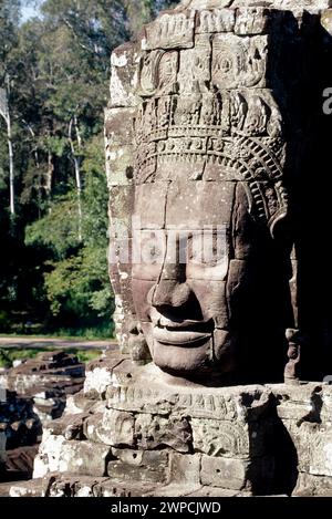 Le temple Bayon est un temple khmer lié au bouddhisme à Angkor Wat comples au Cambodge. Construit à la fin du XIIe siècle ou au début du XIIIe siècle comme temple d'État Banque D'Images