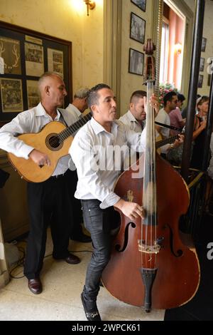 Musiciens cubains à jouer au Floridita cocktail bar de la vieille Havane, Cuba. Banque D'Images